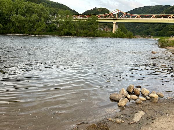 キャンプ場に隣接している川