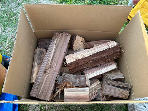 ショップで売られていた薪