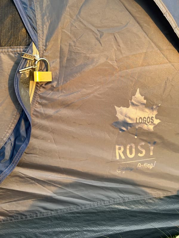 南京錠とテント