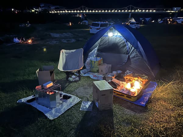 夜のキャンプ風景
