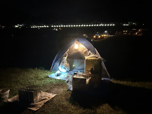 夜のキャンプ風景（就寝前）